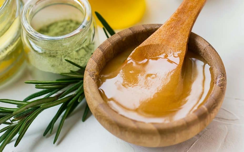 Image showing a bowl of manuka honey, symbolizing its skin benefits