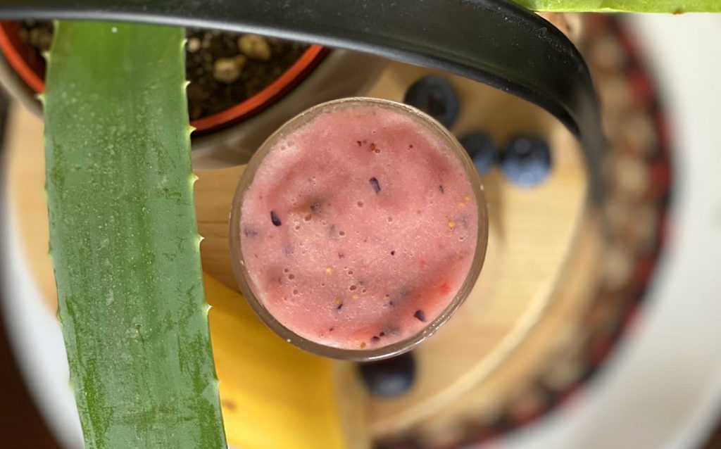 Show what the finished Berry Aloe Smoothie looks llike when made